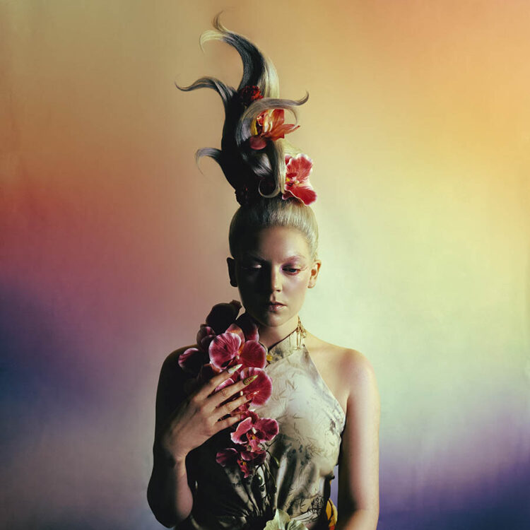 Tiggi Hawke kembali mencuri perhatian lewat single barunya Calling Earth, sebuah karya alt-pop yang memadukan emosi mendalam