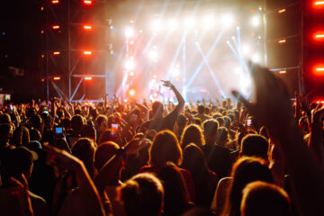 Bandung dikenal pusat kreativitas dan seni di Indonesia, terus menunjukkan tajinya lewat sejumlah acara musik, konser dan festival musik.