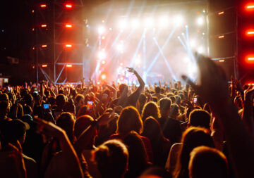 Bandung dikenal pusat kreativitas dan seni di Indonesia, terus menunjukkan tajinya lewat sejumlah acara musik, konser dan festival musik.