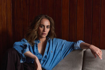 Chloe Stroll Angkat Kejujuran Emosional di "Bloom in the Break"