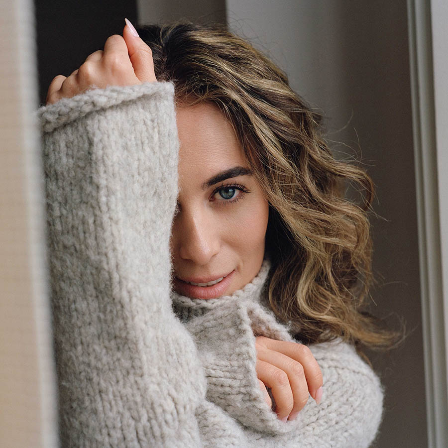 Single “You’re OK” Jadi Curahan Hati Chloe Stroll Mengenang Sang Nenek